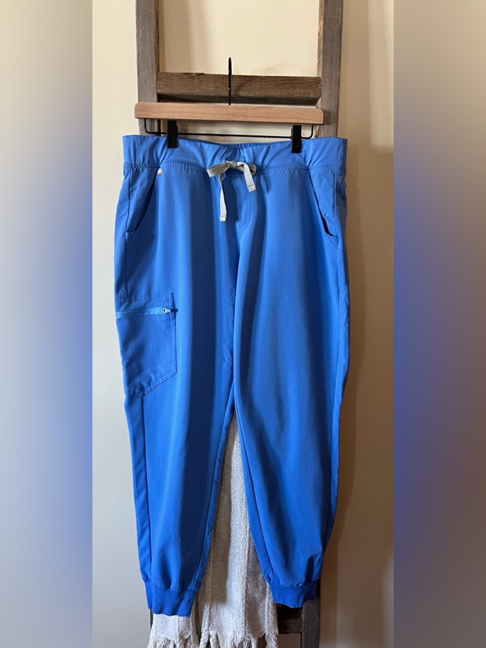 Figs scrub pants size L in blue